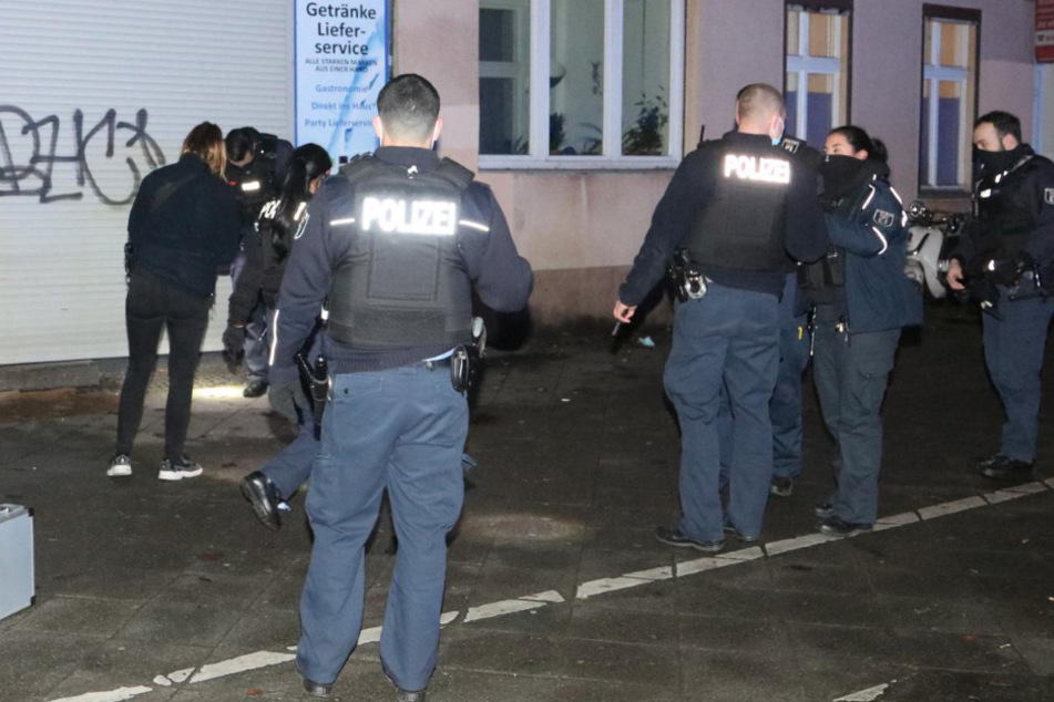 Polizisten untersuchen den Tatort.