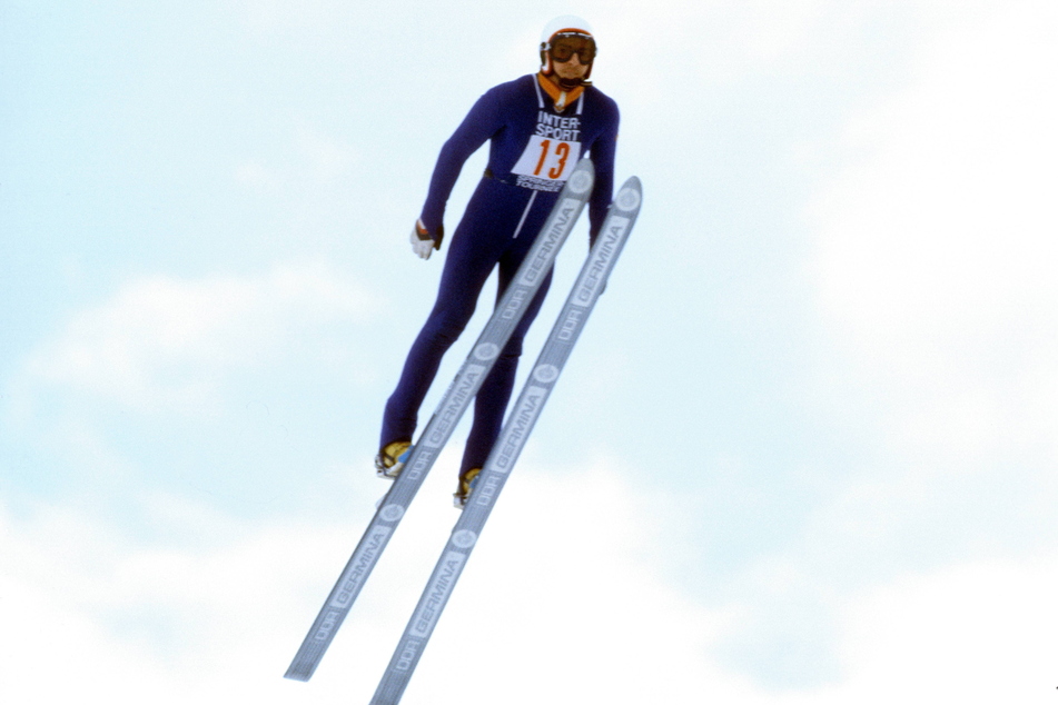 Manfred Deckert beim Neujahrsspringen 1982 in Garmisch-Partenkirchen. Wie schon in Oberstdorf wurde er Zweiter, siegte in Innsbruck und wurde in Bischofshofen Fünfter. Das war mit 36 Punkten Vorsprung der Gesamtsieg.