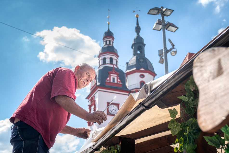 Marcin Kostrzewa zog die Zeltplanen über die Dächer des A-la-Carte-Bereichs. Der Aufbau begann am Samstag und wurde just-in-time fertig.
