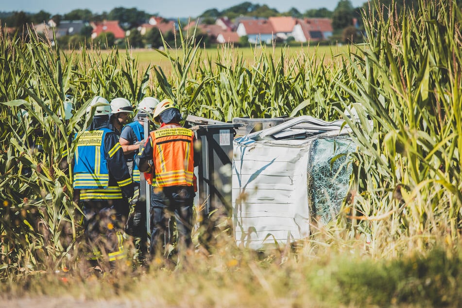 Das Fahrzeug blieb in einem Feld neben der Straße liegen.