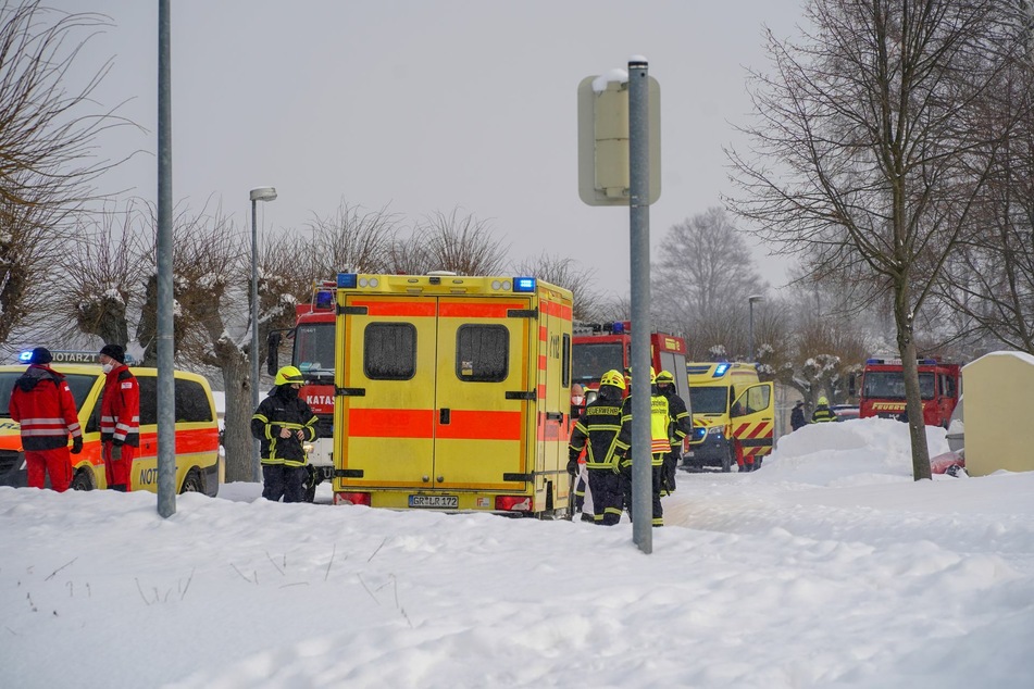 Die beiden Verletzten wurden noch vor Ort von Rettungskräften behandelt.