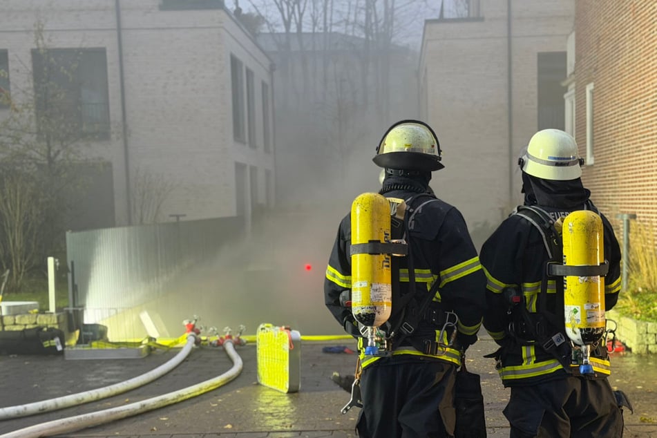 Hamburg: Auto steht in Tiefgarage in Brand! Feuerwehr spricht Warnung an Bevölkerung aus