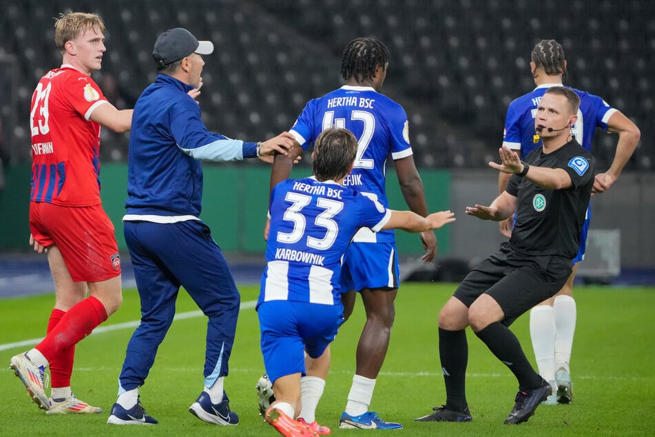 Robert Kampka (42, r.) stand beim Pokalspiel zwischen Hertha BSC und Heidenheim gleich mehrfach im Fokus.