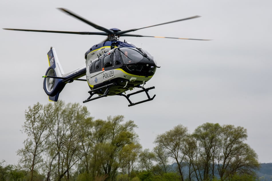 Auch ein Polizeihubschrauber unterstützt die Fahndung nach den Tätern. (Symbolbild)