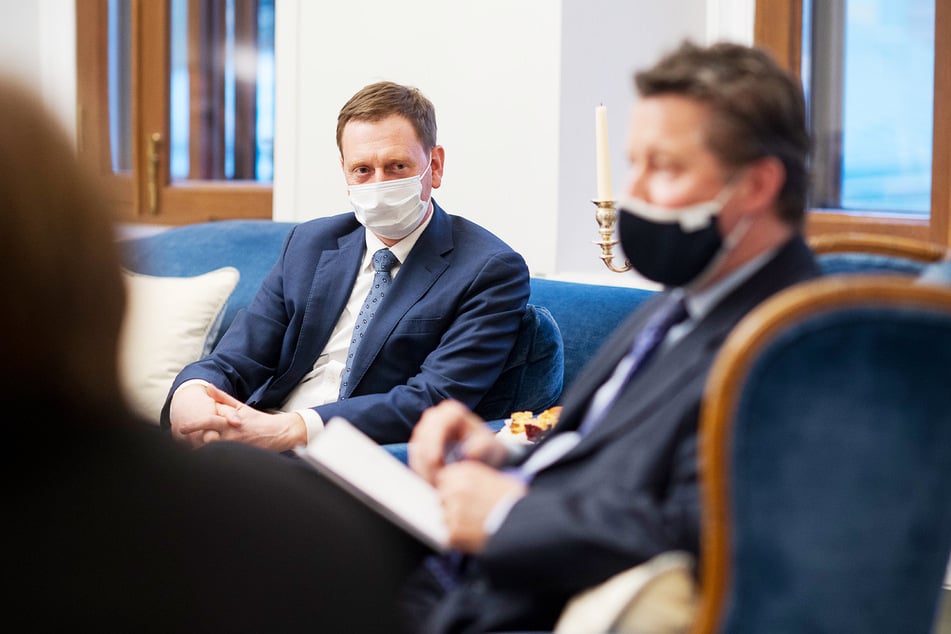 Michael Kretschmer (45, CDU, l.), Ministerpräsident von Sachsen, beim Briefing durch Geza Andreas von Geyr (59), deutscher Botschafter in Russland.