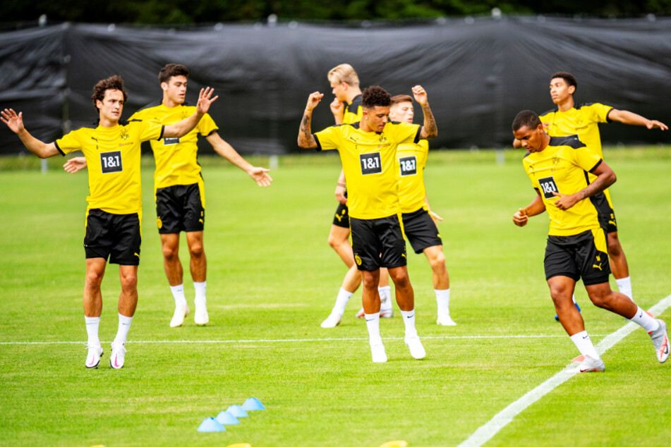 Jadon Sancho (vorne-Mitte) machte im Trainingslager am Montag ganz normal die Übungen mit.
