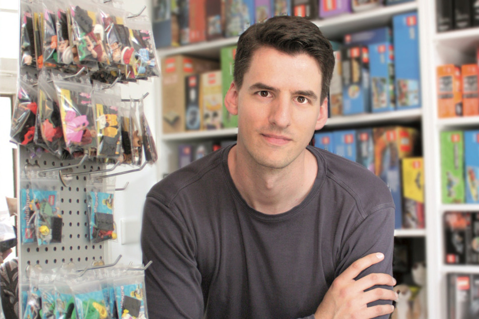 Der Youtuber Thomas Panke steht in seinem Laden, in dem er unter anderem Lego-Produkte verkauft.