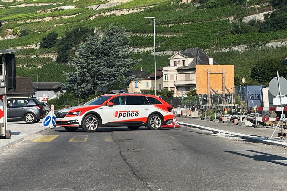 Am heutigen Sonntag entdeckten Schweizer Beamte drei Tote in einem Dorf im Kanton Wallis.