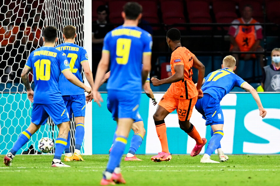 Die Entscheidung! Denzel Dumfries (2.v.r.) setzt sich mit Wucht und Willen gegen Oleksandr Zinchenko (r.) durch und köpft zum 3:2 für die Niederlande ein.
