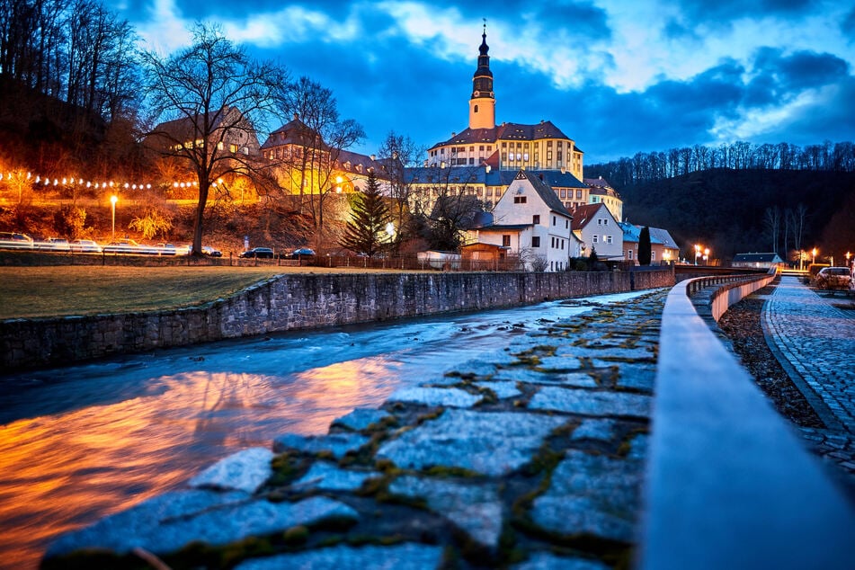 Auf Schloss Weesenstein geht es bei einer Lichterführung um Sagen, Mythen und Legenden des Ortes.