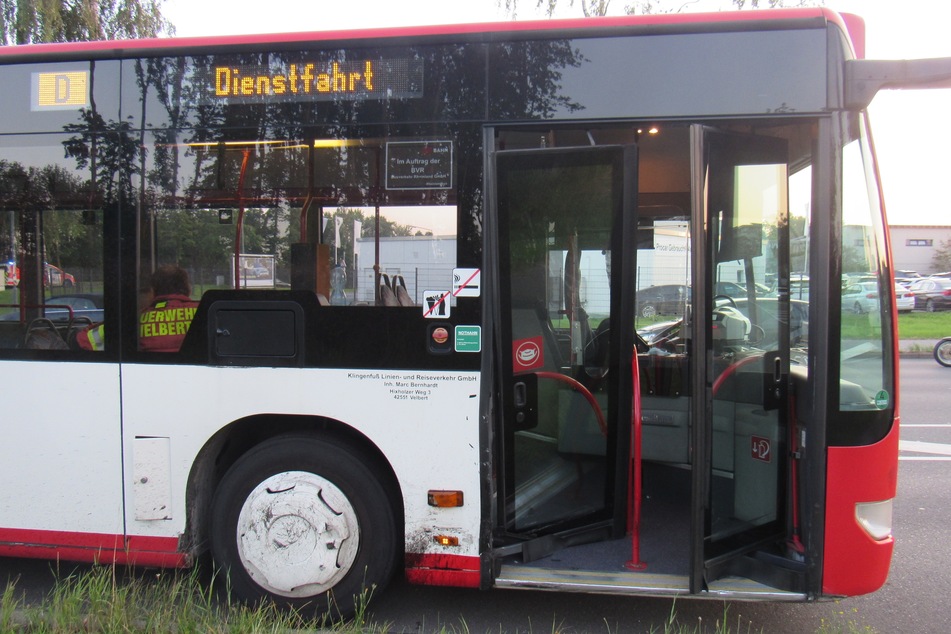 Der Busfahrer (48) war am Freitagabend trotz roter Ampel ungebremst eine Kreuzung in Velbert gefahren.