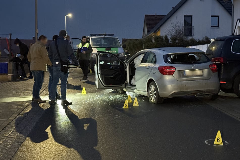 Erst mit mehreren gezielten Schüssen auf die Autoreifen der Verdächtigen (52) konnte die waghalsige Flucht durch die Polizei gestoppt werden.