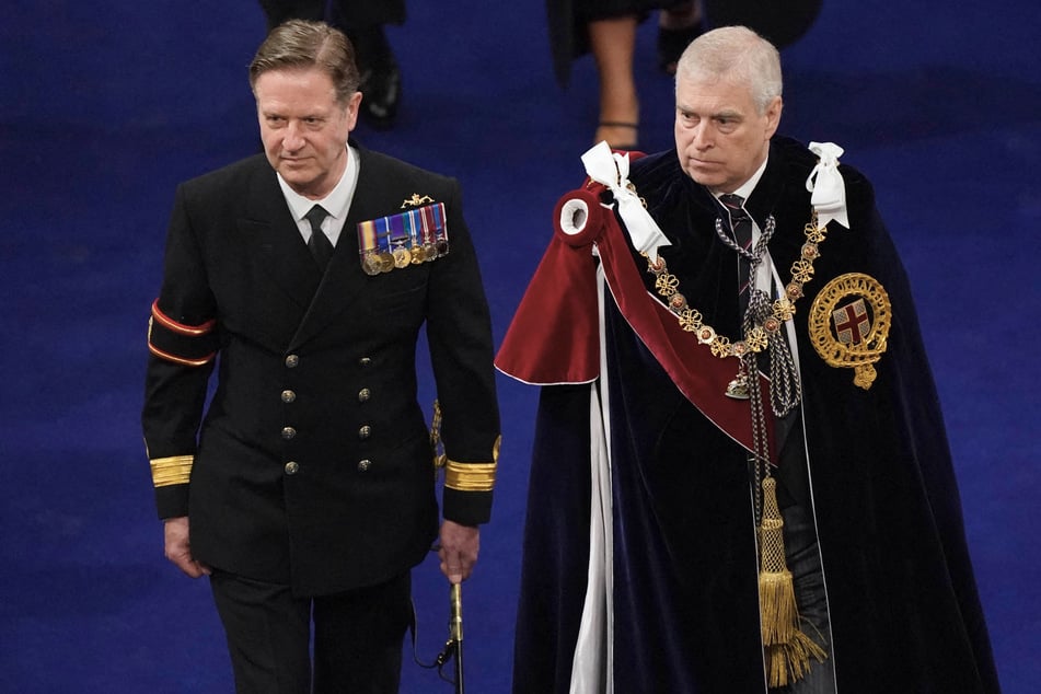 Bei der Krönung seines Bruders Charles zum König im Mai 2023 war Andrew Mountbatten-Windsor (66, r.) noch als Prinz unterwegs. Mittlerweile ist er alle seine Titel los.