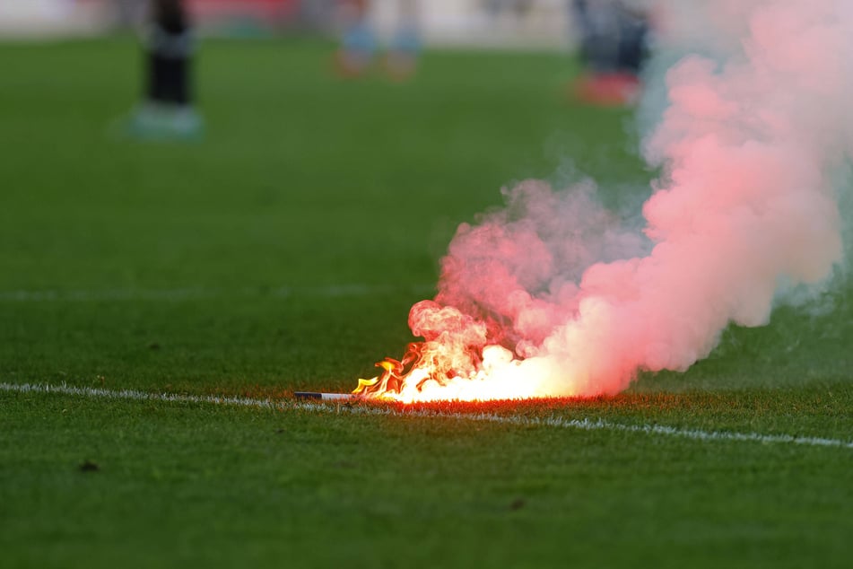 Während der Partie waren schon Bengalos auf den Rasen geflogen.