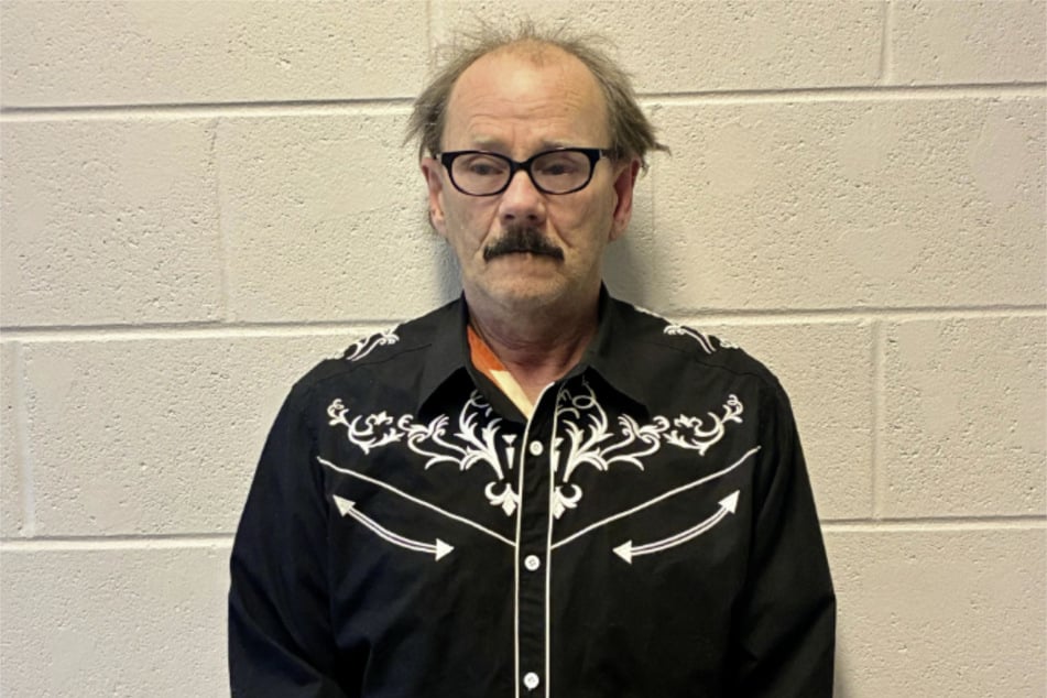 Bradley D. Armstrong (66) je odsouzený sexuální a násilný trestanec.