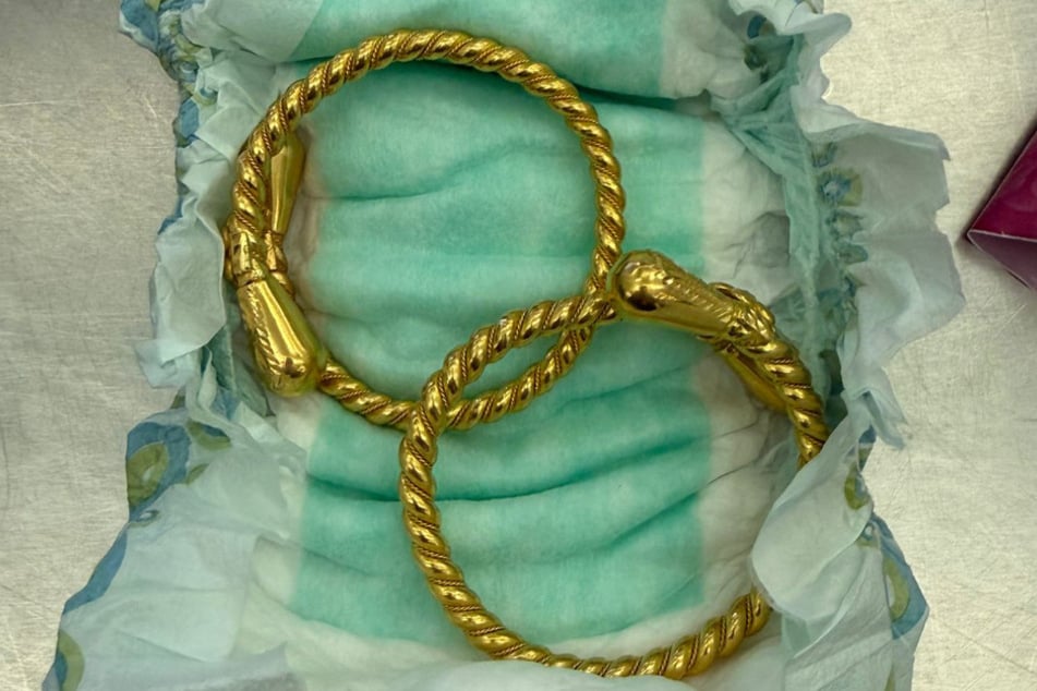 Dieser Trick stinkt Zoll gewaltig: Reisender versteckt 20.000 Euro-Schmuck ausgerechnet dort