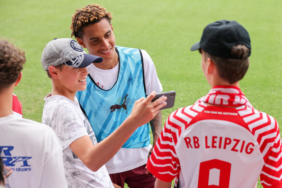 Ein Fan fotografiert sich beim öffentlichen Training mit Leipzigs Neuzugang Antonio Nusa (19).