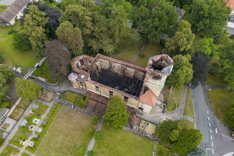 Nach dem verheerenden Brand gleicht die Kirche von Großröhrsdorf einer Ruine.