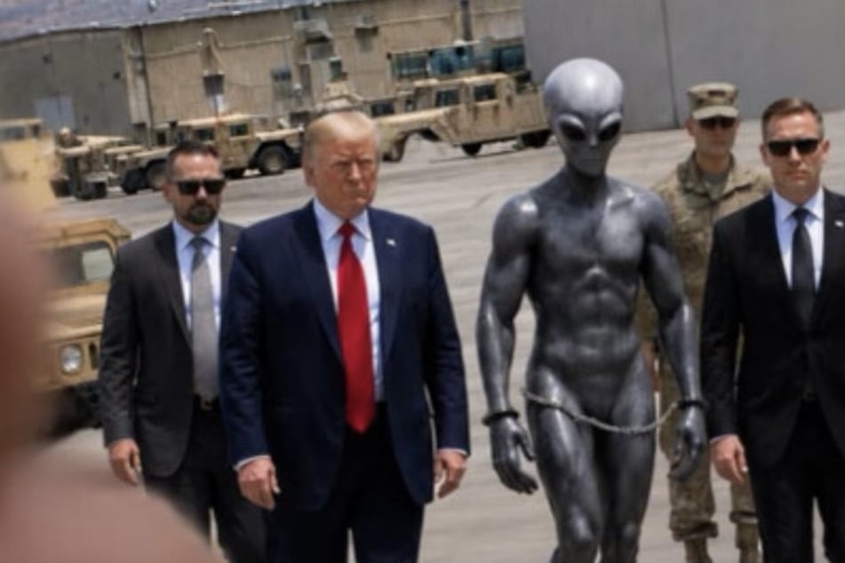 Auf diesem KI-Bild läuft Donald Trump neben einem Alien - offenbar auf einem Militärstützpunkt.