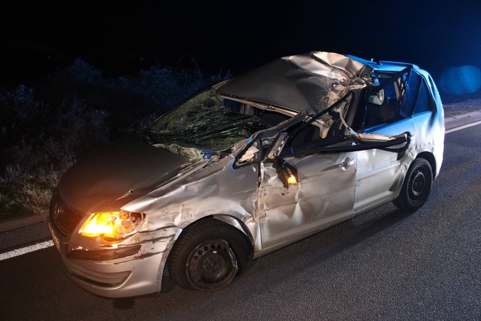 Auch das Fahrzeug der Unfallfahrerin wurde schwer beschädigt. Die 23-Jährige selbst erlitt nur leichte Verletzungen.