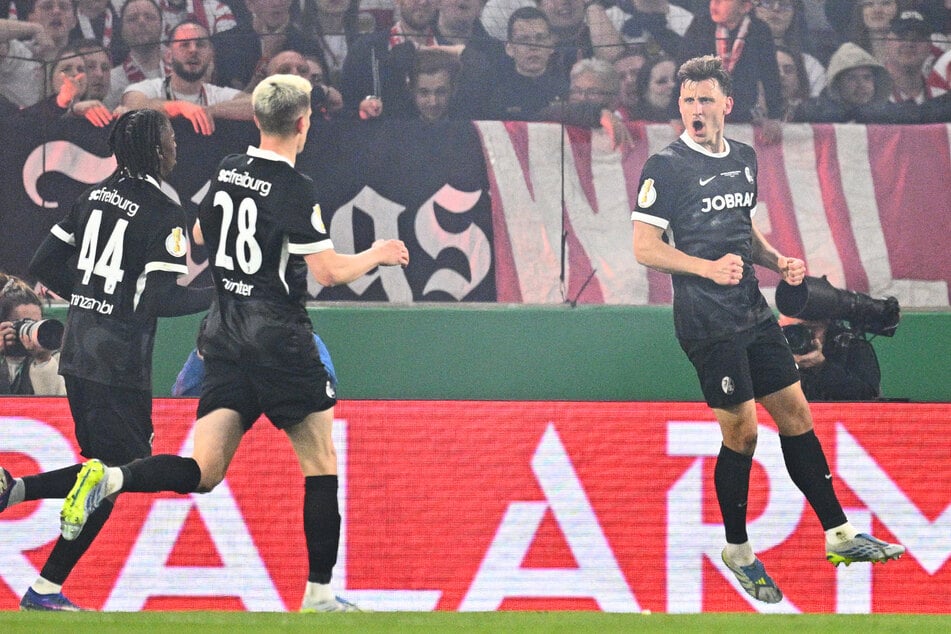 Maximilian Eggestein (rechts) war mit der Fußspitze der entscheidende Mann beim Freiburger Führungstreffer.