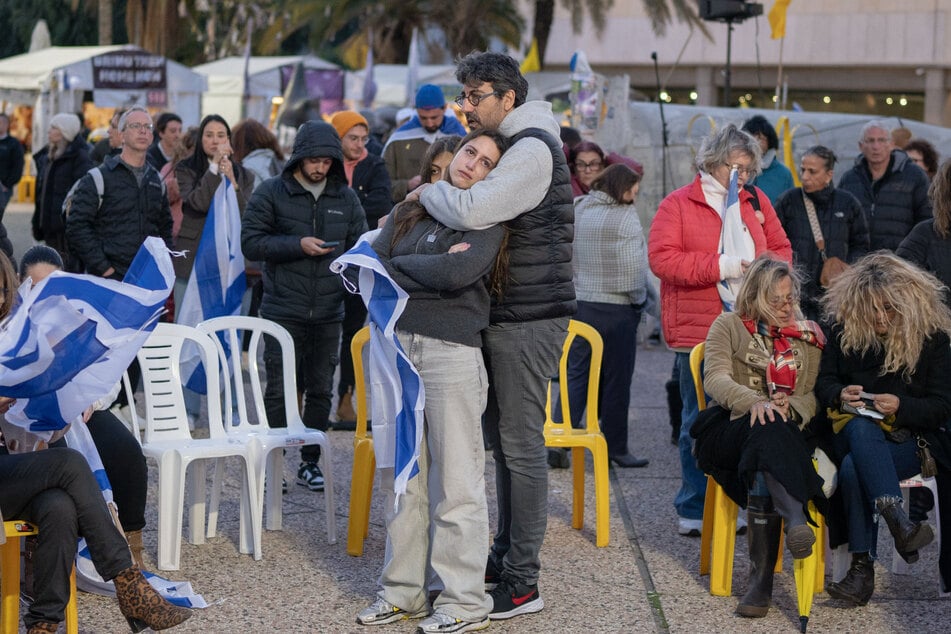 Israelis trauern auf dem "Geiselplatz" nach der Übergabe der Leichen von vier israelischen Geiseln durch die Hamas.