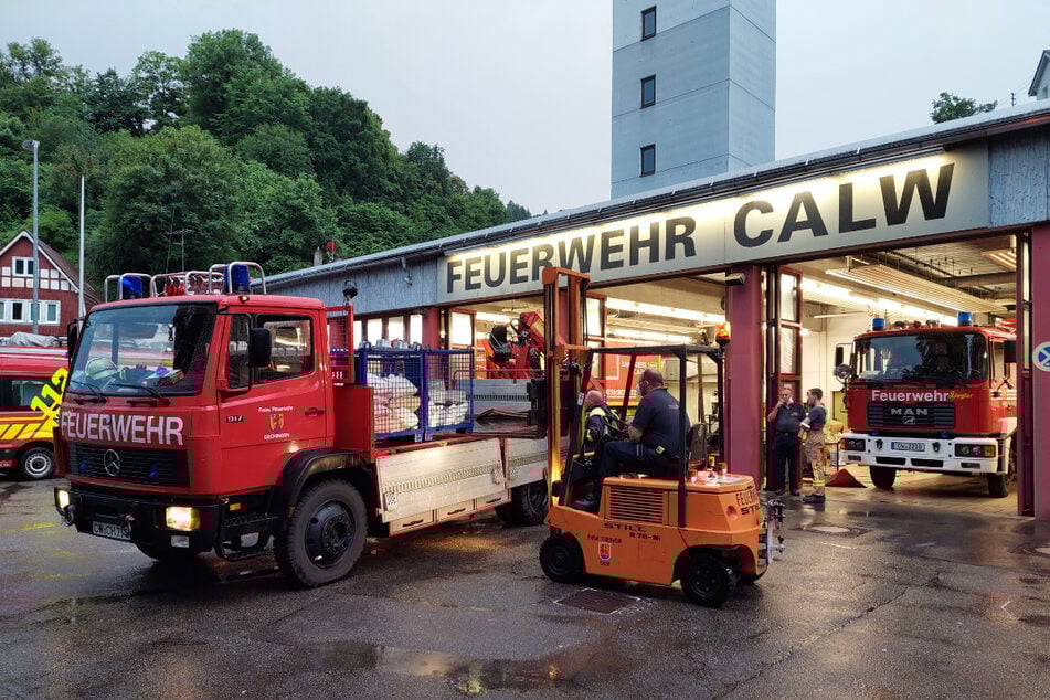 Bei der Feuerwehr in Calw wird ein Lastwagen für den Hilfseinsatz beladen.