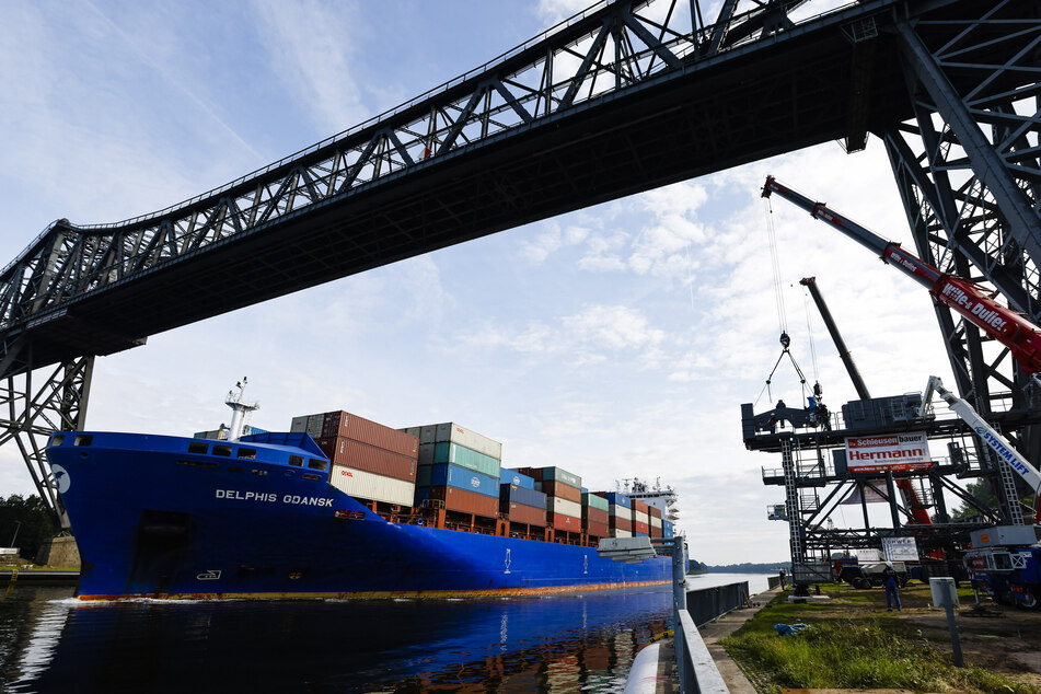 Mit neuer Rendsburger Schwebefähre über den Nord-Ostsee-Kanal: Erste Fahrt geglückt