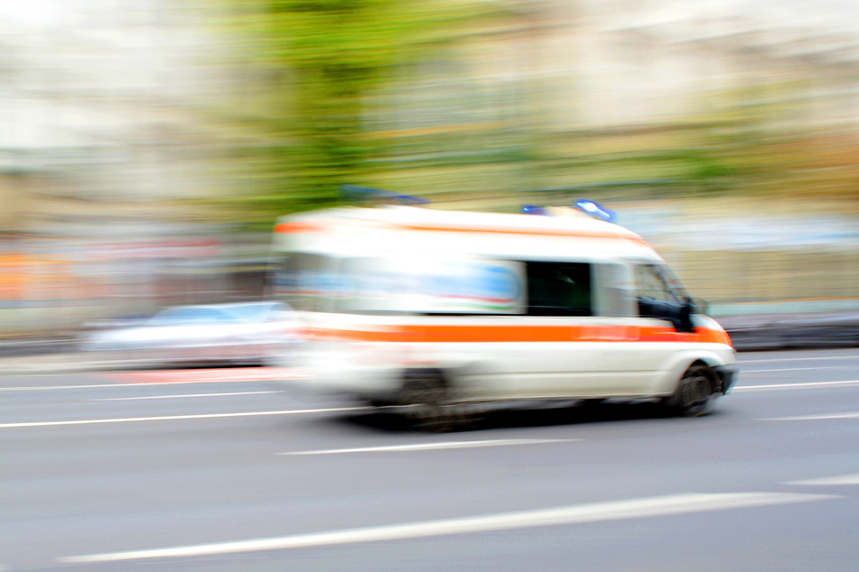 Ein 5-Jähriger ist am Montag in Düsseldorf schwer verletzt worden, weil ein 35-jähriger Autofahrer ihn beim Abbiegen übersah. (Symbolbild)