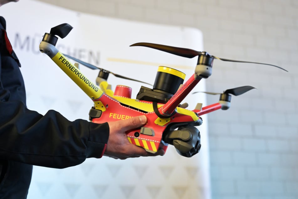 Bei der gemeinsamen Pressekonferenz des Landkreises und der Feuerwehr München wurde eine Drohne der Firma Skyflow präsentiert.