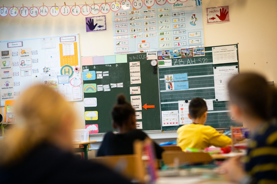 Schülerinnen und Schüler einer 2. Klasse sitzen in ihrem Klassenzimmer.