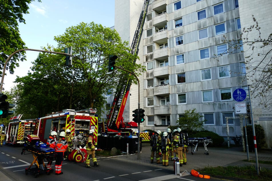 Über eine Drehleiter wurden nicht gehfähige Personen aus den oberen Stockwerken des Mehrfamilienhauses evakuiert.