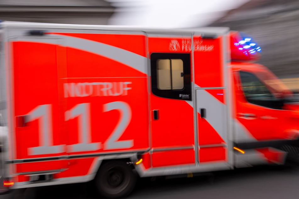 Mutter und Baby waren augenscheinlich nicht verletzt, wurden zur Sicherheit aber trotzdem in eine Klinik gebracht. (Symbolbild)
