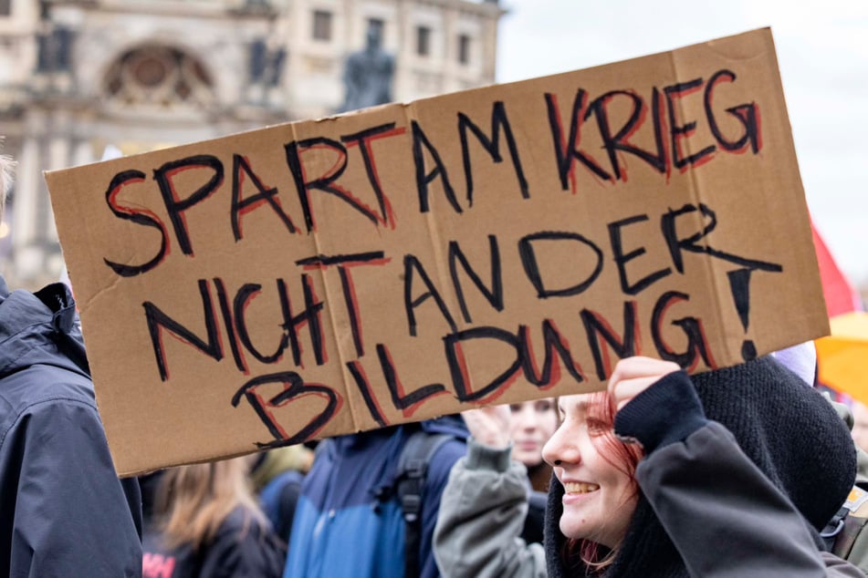 "Spart am Krieg, nicht an der Bildung", heißt es auf einem Transparent.