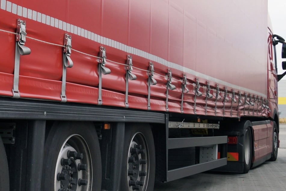 Der Lkw wurde bei dem Unfall stark in Mitleidenschaft gezogen. (Symbolfoto)