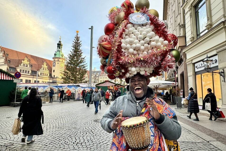 "Eiermann" Gregory da Silva (46), hier auf einem Foto von 2024, ist als Straßenkünstler unter anderem in Leipzig und Halle (Saale) unterwegs.