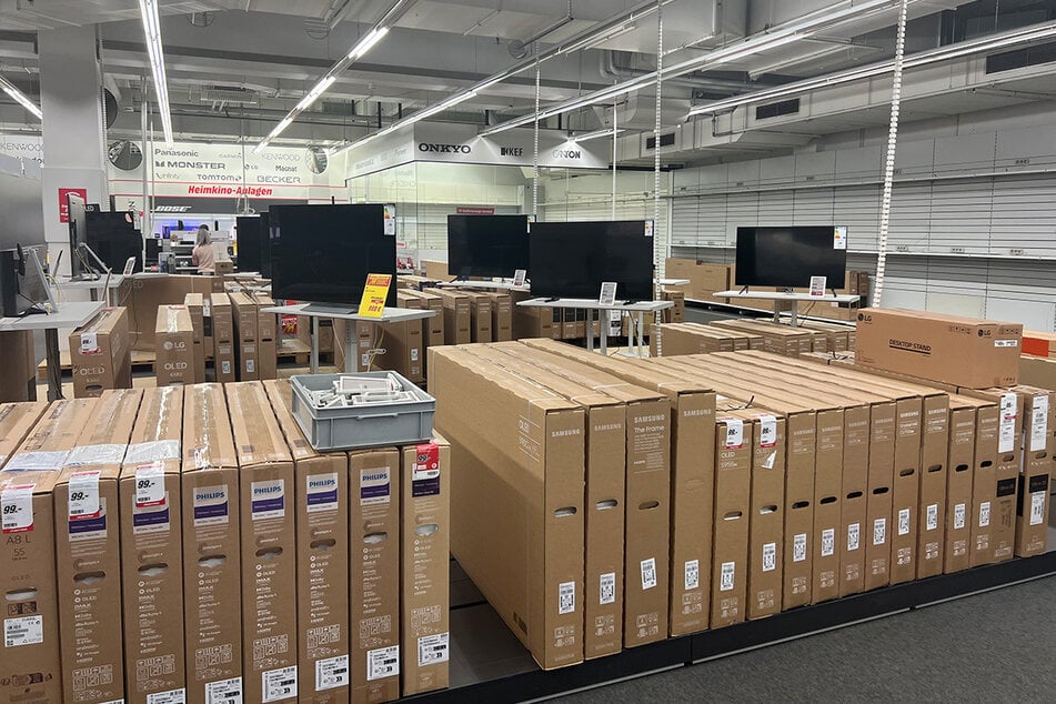 Verpackt, neu und günstig: Diese Fernseher sollen schnell den Markt verlassen.