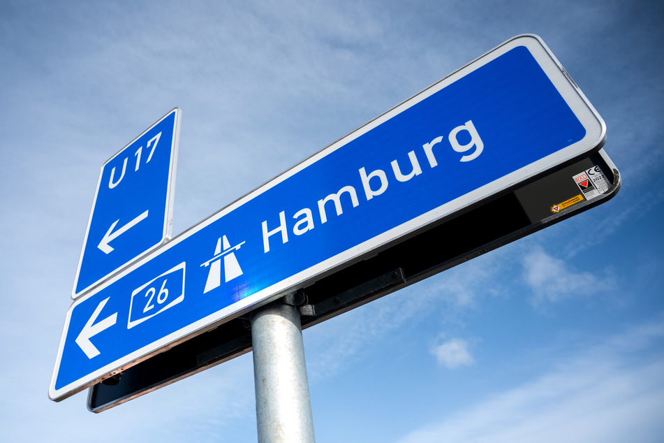 Hier geht es jetzt auch Richtung Hamburg: ein neues Hinweisschild an der A26.