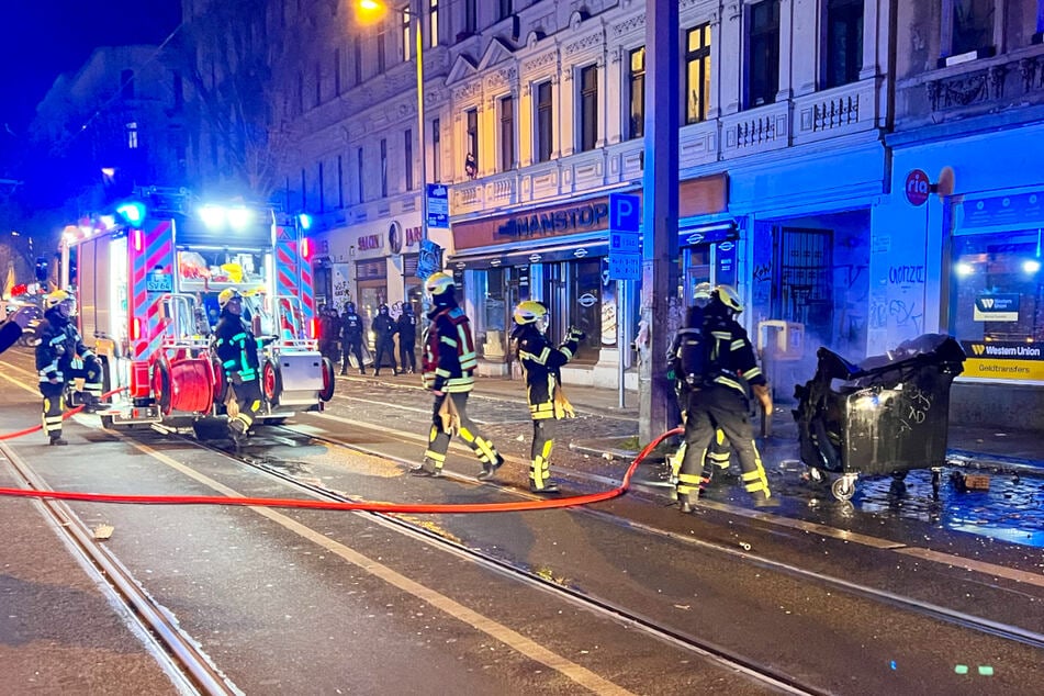 Die Feuerwehr musste viele Mülltonnen löschen, die zuvor in Brand gesteckt worden waren.