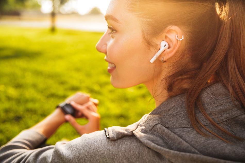 Joggingkopfhörer lassen sich mit dem Smartphone und der Smartwatch koppeln.