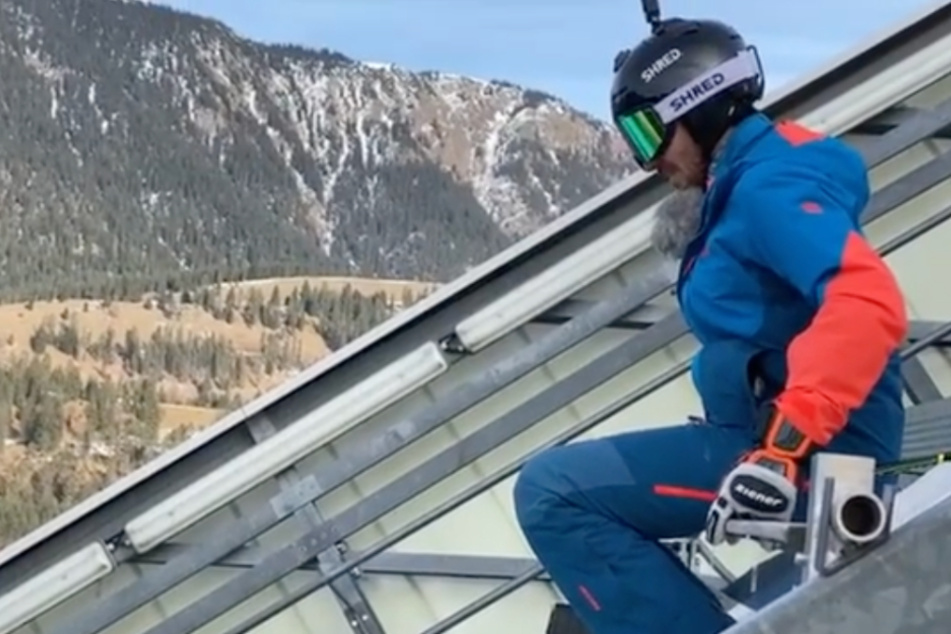 Felix Neureuther (36) auf der Skisprungschanze in Garmisch-Partenkirchen.