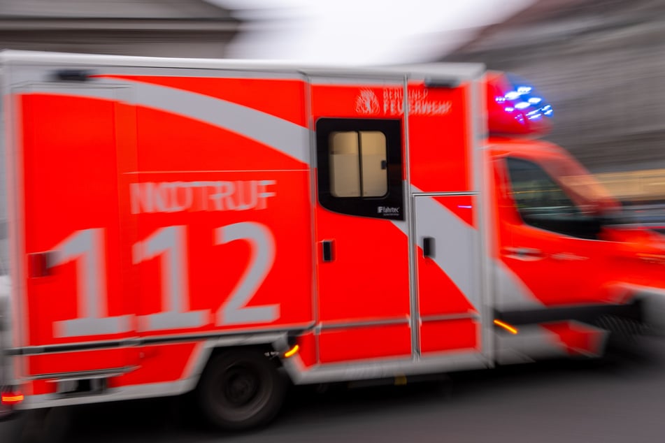 Der Passant (88) wurde mit schweren Kopfverletzungen von Rettungskräften in eine Klinik gebracht. (Symbolfoto)