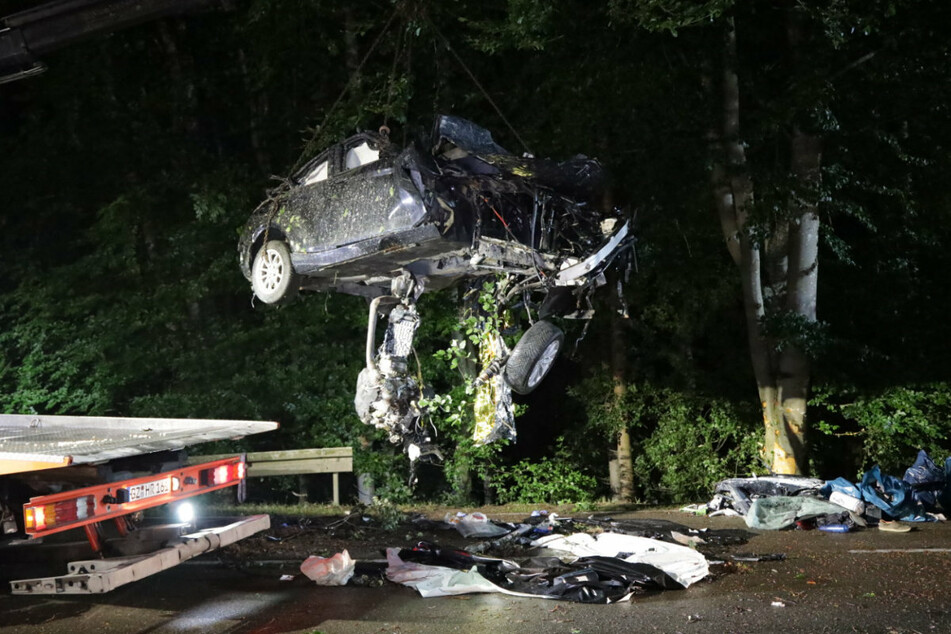 In dem völlig zerstörten BMW sind beide Insassen ums Leben gekommen. Das "E-Call"-Notrufsystem alarmierte automatisch die Rettungskräfte.