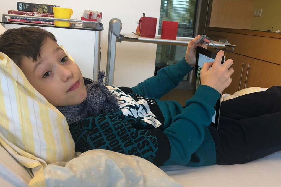 Ein Bild nur wenige Stunden nach der dramatischen Atemnot. Mattheo im Krankenbett.