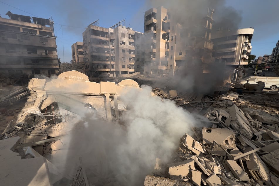 Rauch steigt von einem zerstörten Gebäude auf, das bei einem israelischen Luftangriff getroffen wurde.
