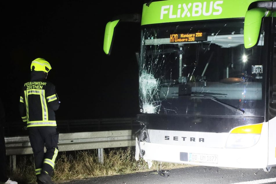 Der Busfahrer war nach rechts von der Straße abgekommen.