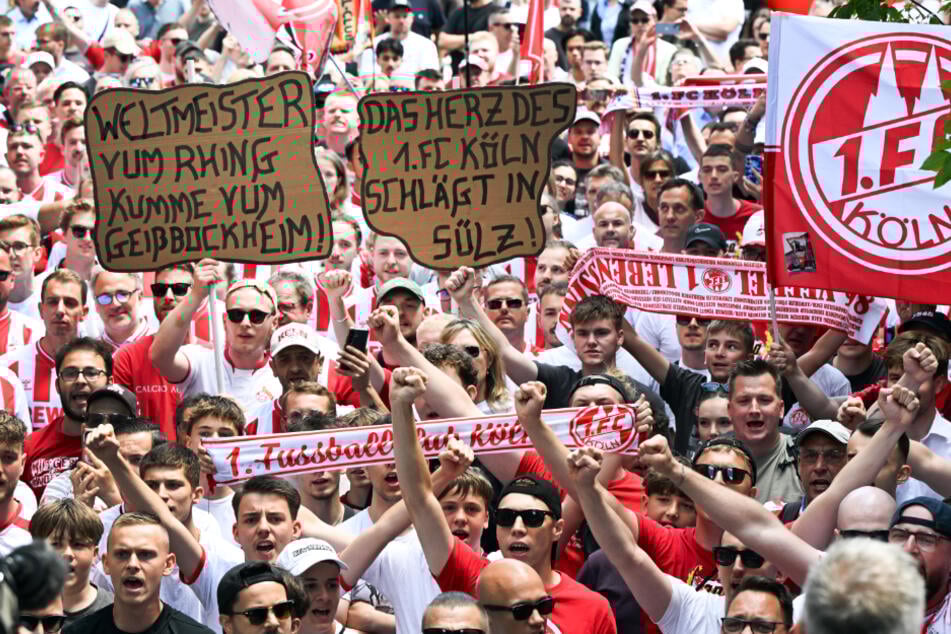Erst Anfang Juli hatten sich zahlreiche FC-Fans vor dem Kölner Rathaus versammelt, um für einen Ausbau des Geißbockheims zu demonstrieren.
