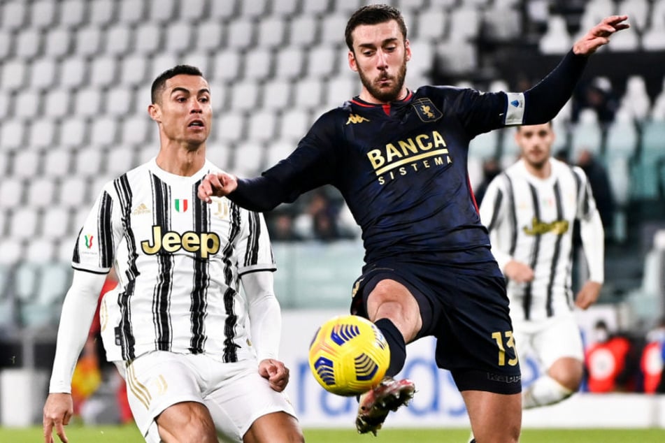Juves Cristiano Ronaldo (35, l.) im Zweikampf mit Genuas Mattia Bani (27). Am Ende jubelten die Mannen des portugiesischen Superstars über einen sehr knappen 3:2-Sieg nach Verlängerung.