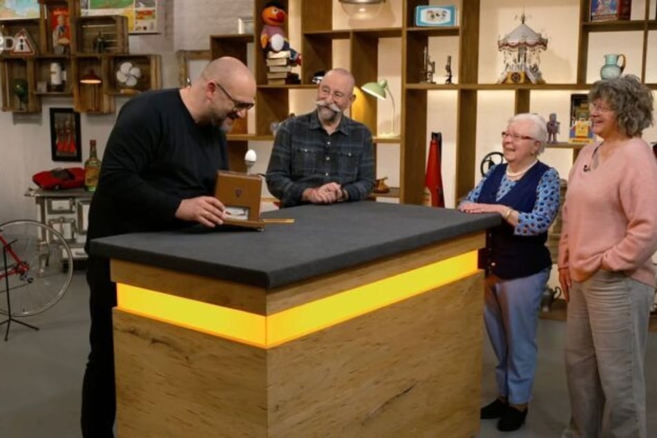 Christa Emertz und ihre Tochter Simone Becker aus Solingen möchten eine Eierwaage bei "Bares für Rares" zu Geld machen.