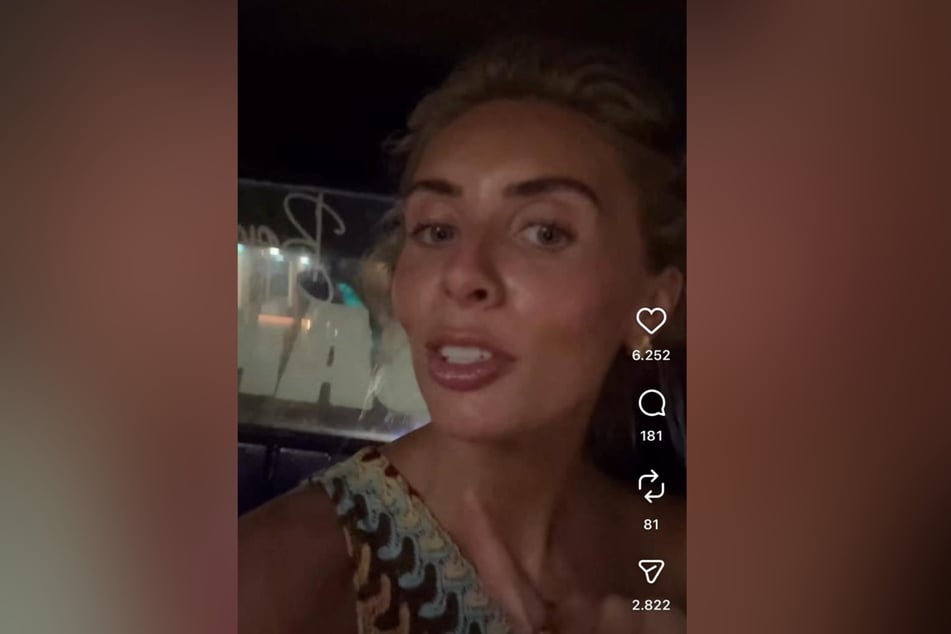 En la isla vacacional, Bonnie Blue recorría la zona con su propio “Bangbus”.